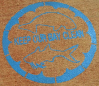 The Keep Our Bay Clean logo near stormwater drain inlets reminds us of actions our community can take to keep Roebuck Bay free from Lyngbya blooms. © K Curran